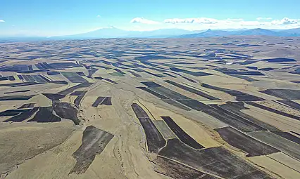 Kars'ta çiftçiler bereketli hasat sezonunu geride bırakarak yeni sezon hazırlıklarına başladı