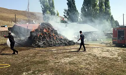 Kars'ta korkutan yangın: 900 balya ot küle döndü