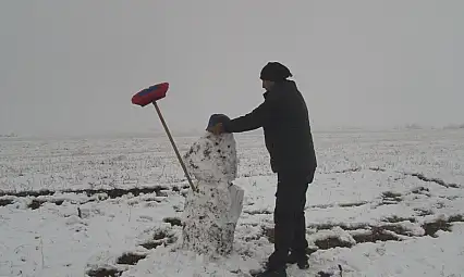 Kars'ta Mevsimin İlk Karı Düştü, Vatandaşlardan Kardan Adam Yapımı Başladı