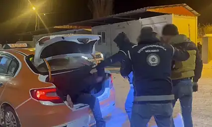 Kars'ta taksinin bagajından çıkan göçmenler Ağrı'ya gönderildi