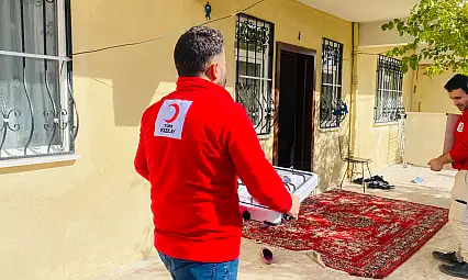 Kızılay gönüllüleri, ihtiyaç sahibi aileyi sevindirdi