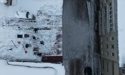 Muş'ta çatılarda nefes kesen kar temizliği