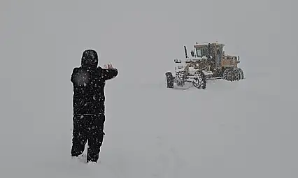 Muş'ta gazeteciler ve iş makinesi operatörü birlikte karla mücadele etti