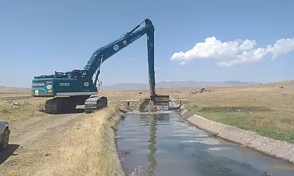 Patnos'ta sulama kanallarında temizlik çalışmaları başladı