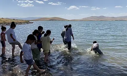 Patnos'ta tehlikeli serinlik: Çocuklar baraj sularına akın etti