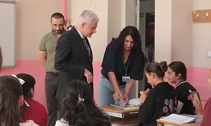 Sabahın ilk saatlerinde sınıfa girdi, öğrencilerle deneye katıldı