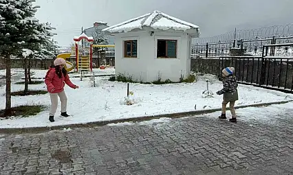 Sarıkamış'ta Mevsimin İlk Karı, Kayak Merkezi Bembeyaz Görüntülerle Kaplandı