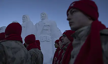Sarıkamış'ta şehitlerin hatırası kardan heykellerle yaşatıldı