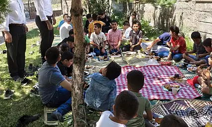 Taşlıçay Müftüsü Yusuf Özmen yaz Kur'an kursu öğrencileriyle kahvaltıda buluştu