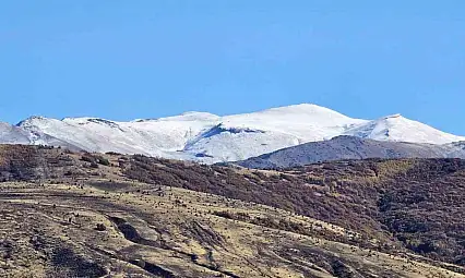 Tatvan'ın yüksek kesimlerinde kar yağışı, soğuk hava uyarılarıyla birlikte etkili oldu