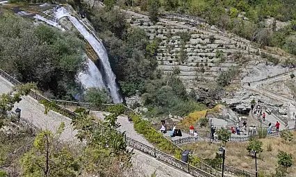 Tortum Şelalesi, Azalan Su Debisine Rağmen Ziyaretçi Akınına Uğruyor
