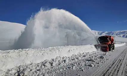 Türkiye'nin en yüksek geçidinde kar duvarı oluştu
