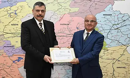 Vali Çiftçi'den Emekli YİKOB Müdürüne Başarı Belgesi