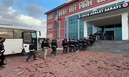 Van'da 37 adrese baskın: Kalaşnikof ve G3 tüfeği ele geçirildi