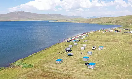 Yaz sıcağından kaçanların adresi balık gölü oldu