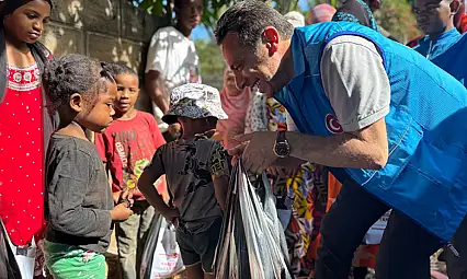 Yılda sadece bir kez et yiyebilen çocuklara Türkiye'den bayram ziyareti