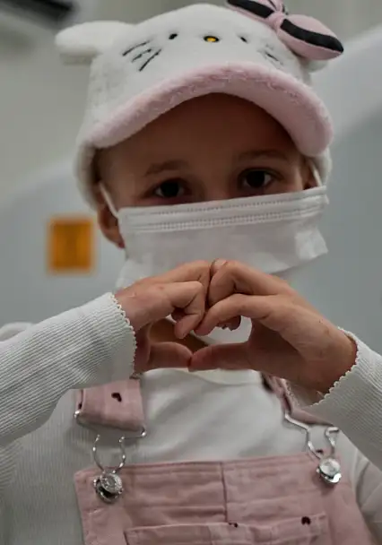 8 yaşındaki Ayşenur'un boynundaki şişlik kanser çıktı: Tedaviden sevindiren haber