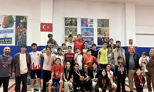 Ağrı'da Cumhuriyet coşkusu halter müsabakalarına taşındı