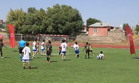 Ağrı'da geleceğin futbolcuları sahaya çıktı