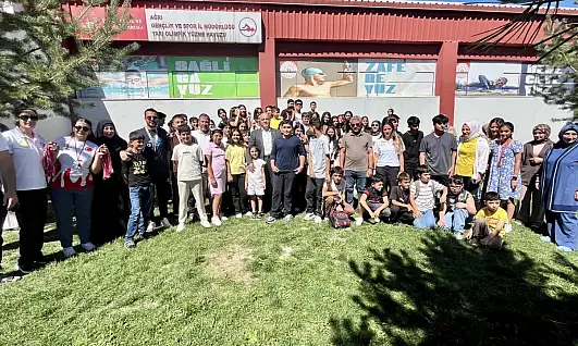 Ağrı'da kulaçlar birincilik için atıldı