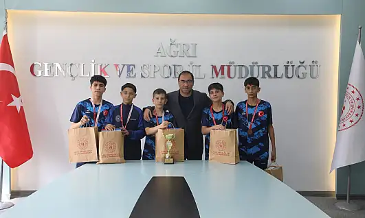 Ağrı'nın badmintoncuları Türkiye üçüncülüğüyle döndü