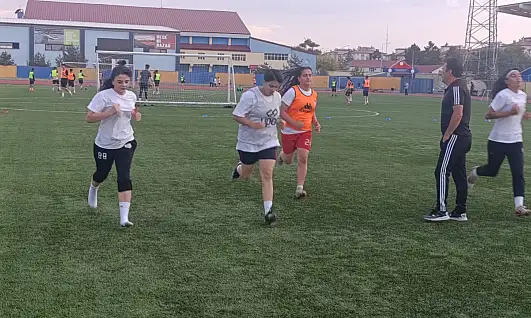 Ağrı'nın kadın futbolcuları 1. Lig için hazırlanıyor