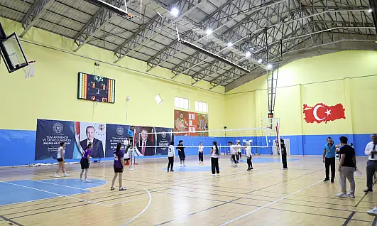Ağrı ve Van'ın kız voleybol takımları şampiyonada karşılaştı