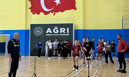 Ağrılı genç kızlar ay-yıldızlı forma için ter döktü