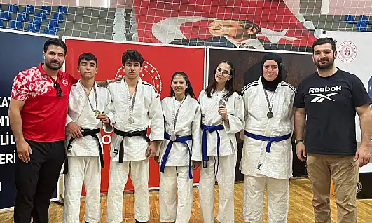 Ağrılı judocular Bingöl'de madalyaları topladı: 5 sporcu yarı final biletini aldı