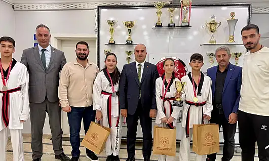 Ağrılı tekvandocular Palandöken'de kürsüye çıktı