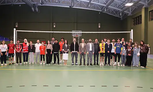 Doğubayazıt'ta voleybol turnuvasının şampiyonu ödülünü aldı