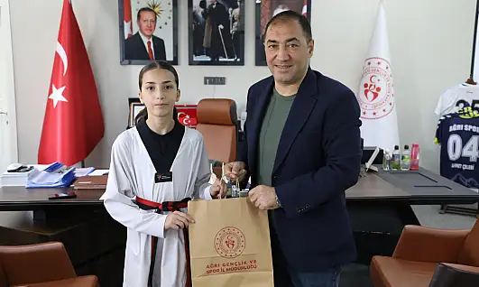 Müdür Çelebi taekwondoda tarihi başarıya imza atan Elif'i tebrik etti
