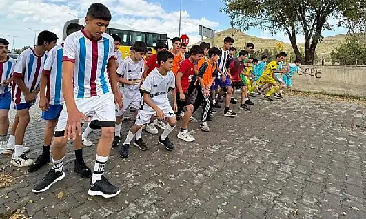 Patnos'ta Cumhuriyet için koştular, madalyaları kaptılar