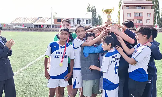 Taşlıçay'da Cumhuriyet Kupası'nın sahibi belli oldu! Finalde 7 gol atıldı