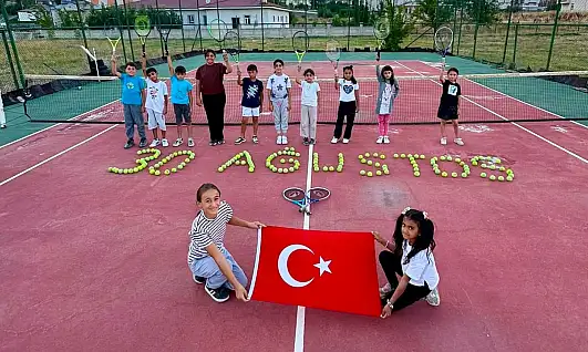 Tutak'ta 30 Ağustos coşkusu tenis kortlarına taşındı
