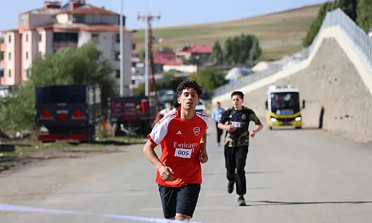 Tutak'ta Cumhuriyet coşkusu koşuyla yaşandı