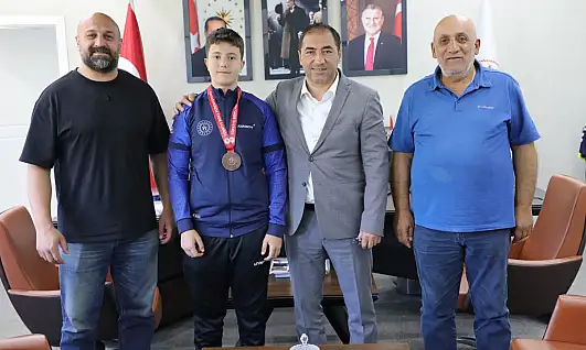 U15 Erkekler Türkiye Boks üçüncüsü Baver Yiğit Bayram İl Müdürü Ahmet Çelebi'yi ziyaret etti