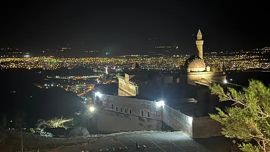 Gece ziyaretlerinin vazgeçilmez noktası İshak Paşa Sarayı'nda görsel şölen