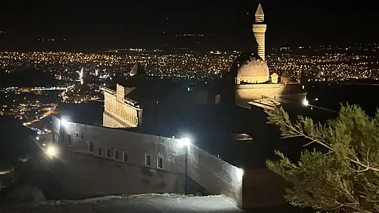 Gece ziyaretlerinin vazgeçilmez noktası İshak Paşa Sarayı'nda görsel şölen