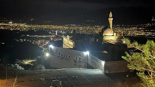 Gece ziyaretlerinin vazgeçilmez noktası İshak Paşa Sarayı'nda görsel şölen