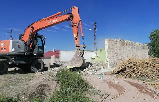 Diyadin'de vatandaşların güvenliği için metruk binalar yıkılıyor