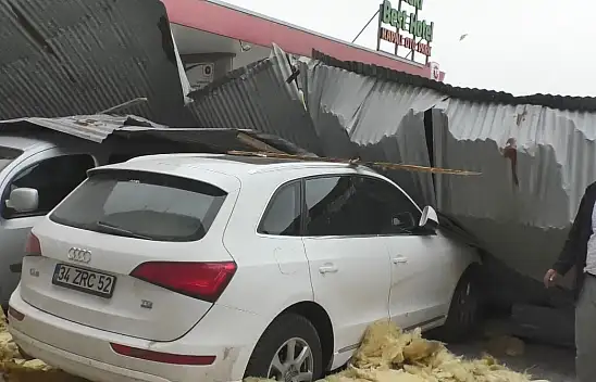 Ağrı'da çatılar uçtu, araçlar çatıların altında kaldı