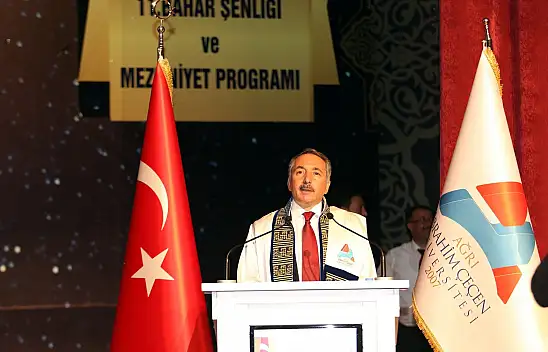 AİÇÜ'de coşkulu mezuniyet ve ödül töreni