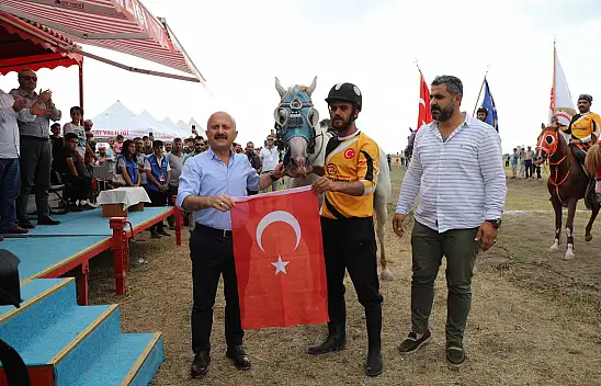 Ağrı'da Mahalli At Yarışları ve At Şenliği renkli görüntülere sahne oldu