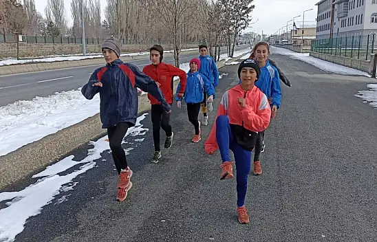 Patnos'ta sporcular kar, soğuk dinlemiyorlar