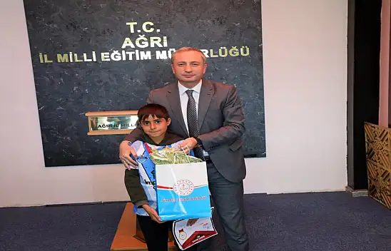Ağrı'da Milli Eğitim Müdürü başarılı öğrencileri tebrik etti