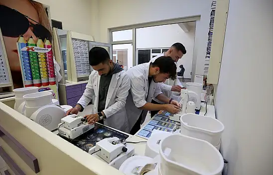 Muş'ta geleceğin optisyenleri kendilerini geliştiriyor