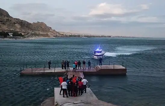Van Gölü'nde kanoları devrilen 4 kişi korku dolu anlar yaşadı
