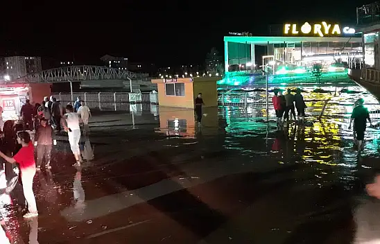 Sel suları Gemi Kafeyi yerinden oynatınca yer yerinden oynadı