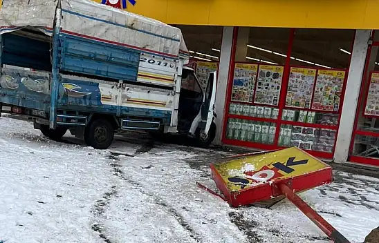 Ağrı'da Kaza: Kamyonet Zincir Markete Çarparak Durabildi